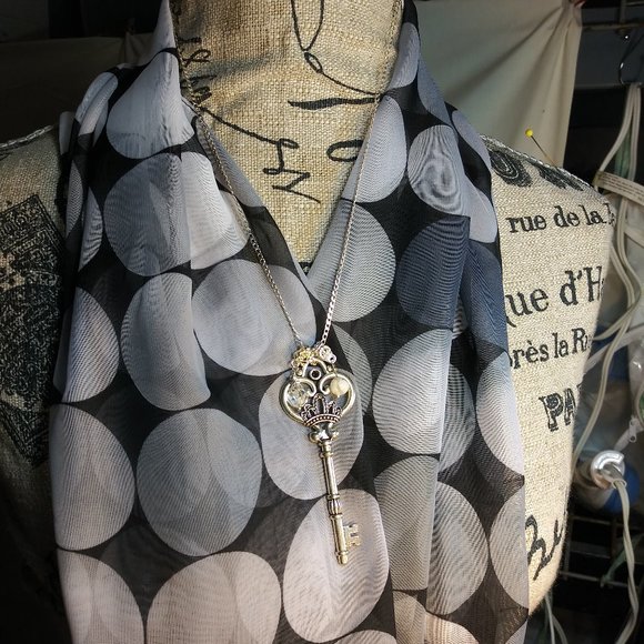 335 jeaniemade Crown Key Necklace - Picture 1 of 3